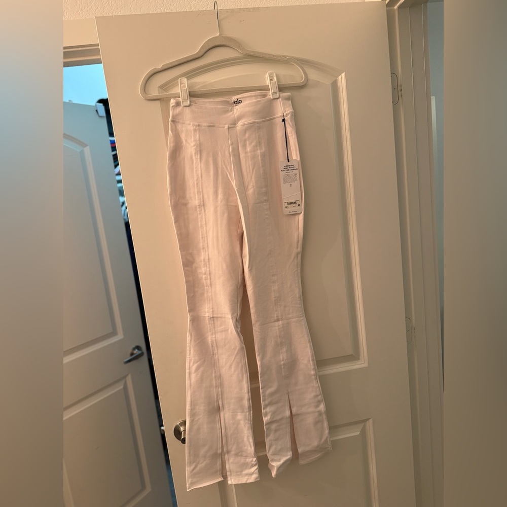 ALO Yoga Airbrush High-Waist Flutter Legging in Ivory